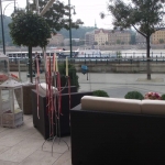 Egy dunaparti étterem kinti kanapéi, messzebb a Duna és a túlpart.