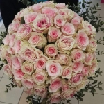 Egy nagyon nagy gömb alakú csokor fehéres, lilás rózsákból.